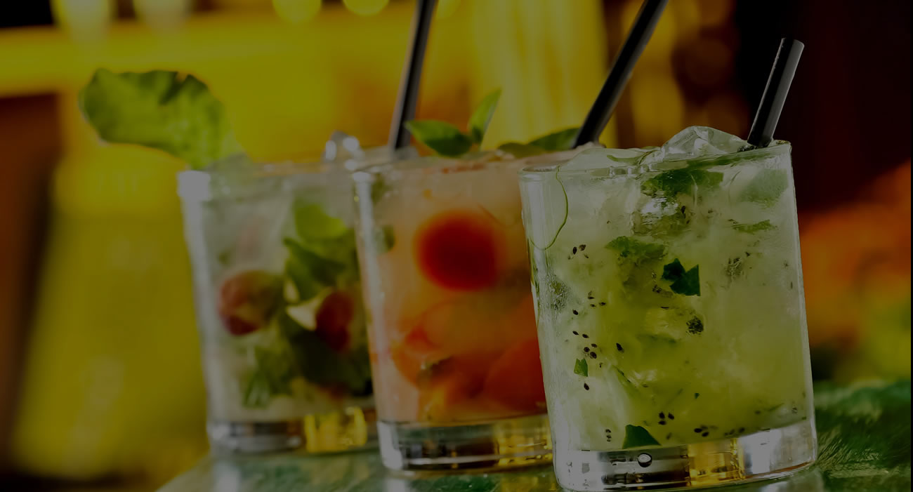imagem com três copos de drinks preparados por nós