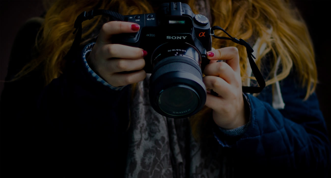 imagem com um fotografo segurando a camera