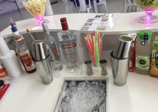Imagem com nosso Bar Movel em uma festa
