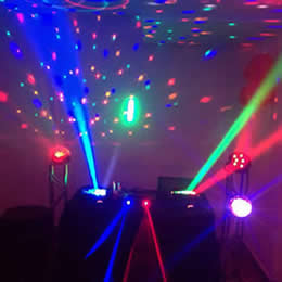 iluminação com canhão de luz, fumaça e mesa do dj preparados para uma festa