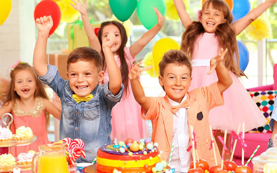 Foto tirada de crianças comemorando o aniversario