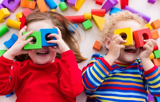 Foto de crianças brincando com brinquedos e sorrindo