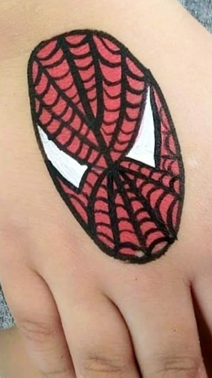 foto pintura de mão homem aranha