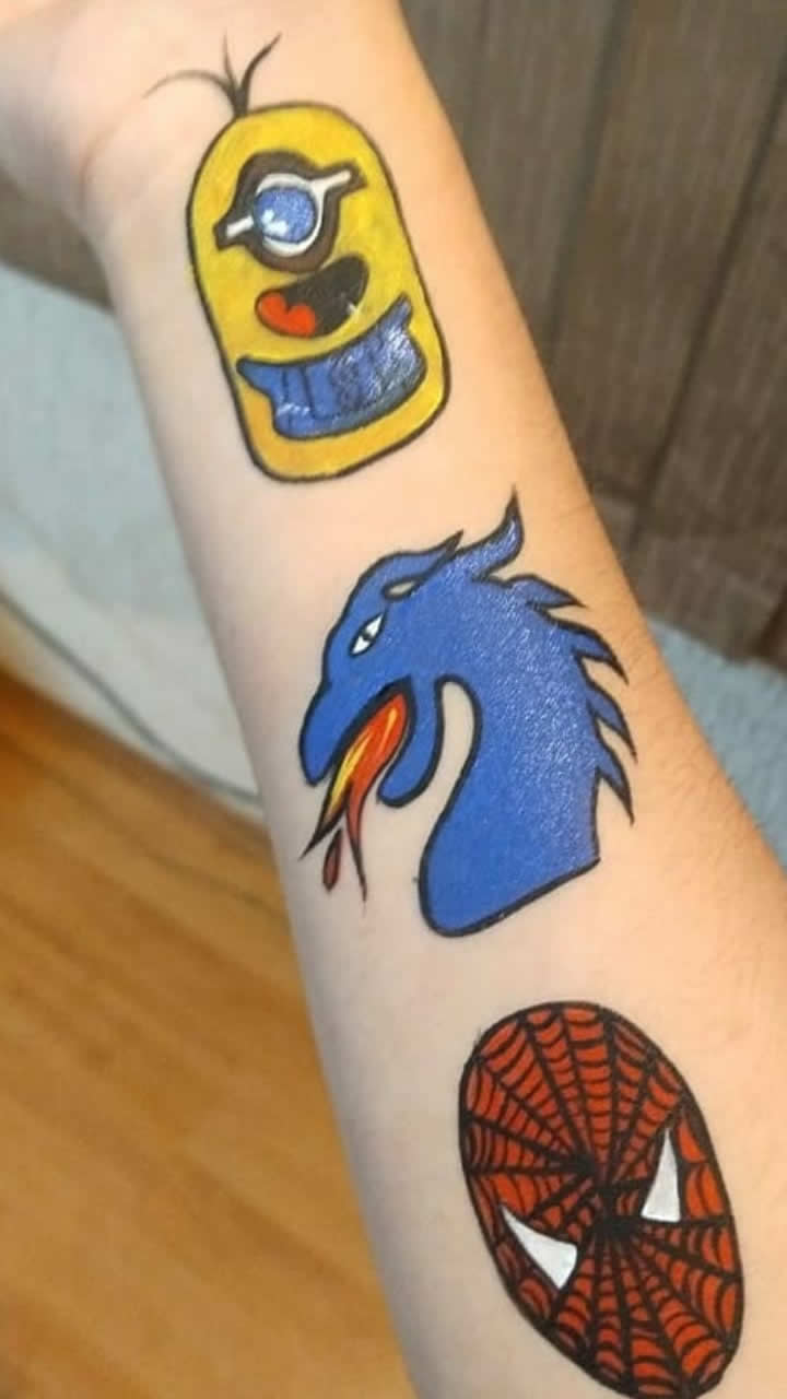 foto pintura de mão minion, dragão e homem aranha