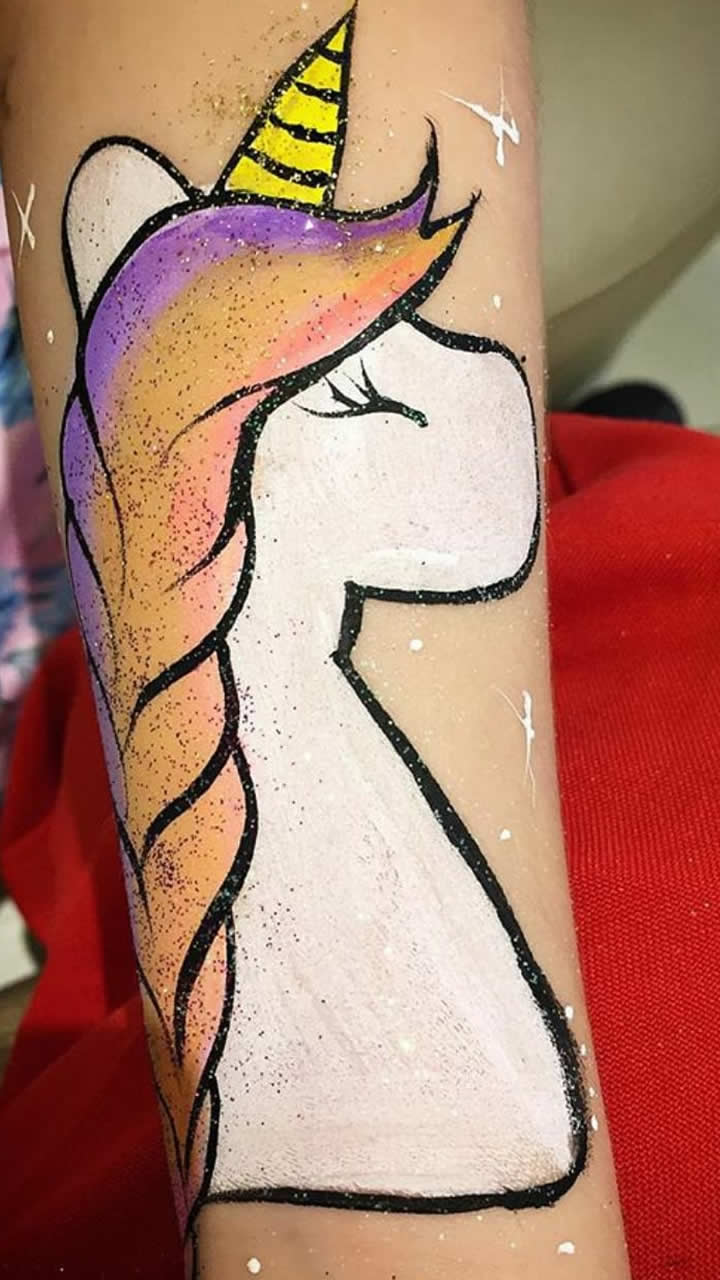 foto pintura de mão unicornio colorido