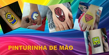 crianças com as mãos pintadas