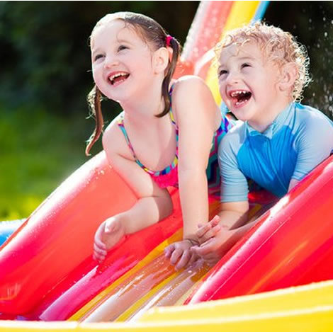 Imagem Mostrando Duas Crianças Brincando em Brinquedos Inflaveis da Espaço Brinquedos